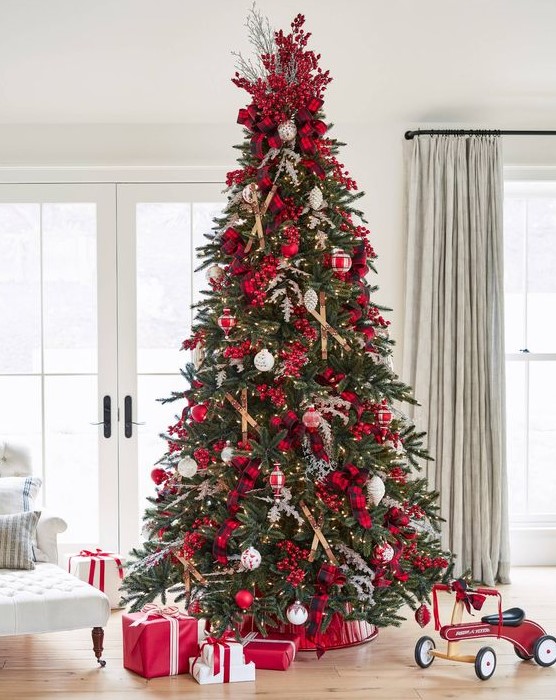 103 Red Christmas Decor Ideas That Inspire - DigsDigs