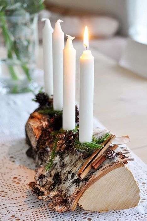 شمعدان غابة جميل من جذع شجرة وخضرة دائمة وقرفة وبعض الشموع فكرة رائعة لكل من ديكور الخريف والشتاء