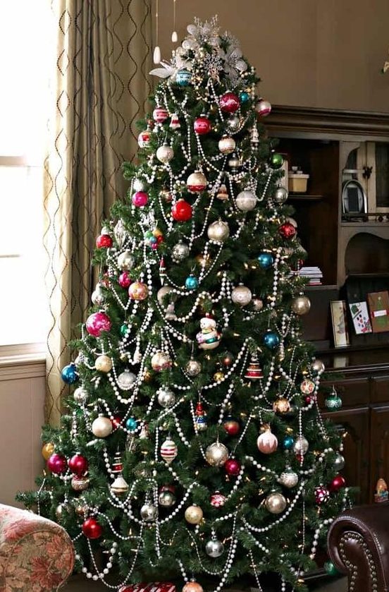 80 Traditional And Unusual Christmas Tree Décor Ideas - DigsDigs