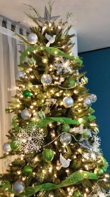 64 Cool Green Christmas Decor Ideas - DigsDigs