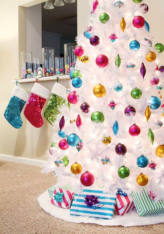 53 Exciting Silver And White Christmas Tree Decor Ideas - DigsDigs