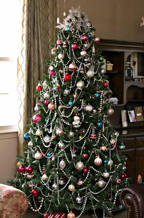 Decorating your Christmas Tree with a Christmas beaded garland