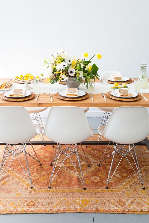طاولة زنبركية مشرقة ومنعشة مع قطعة مركزية من الأزهار الصفراء والربيعية وشواحن من الخيزران وعداء أبيض ومناديل صفراء