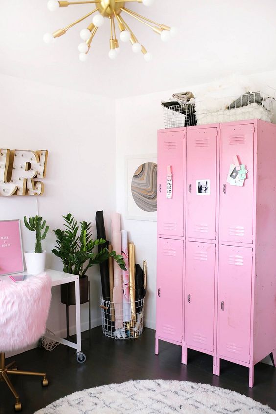 https://www.digsdigs.com/photos/2013/04/a-bold-glam-feminine-home-office-with-pink-furniture-and-art-a-gold-burst-chandelier-and-potted-plants.jpg