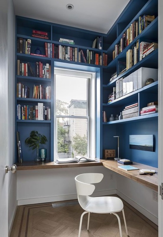 https://www.digsdigs.com/photos/2013/08/a-small-and-bright-home-office-all-the-walls-are-taken-by-storage-unit-a-floating-desk-and-a-white-chair.jpg