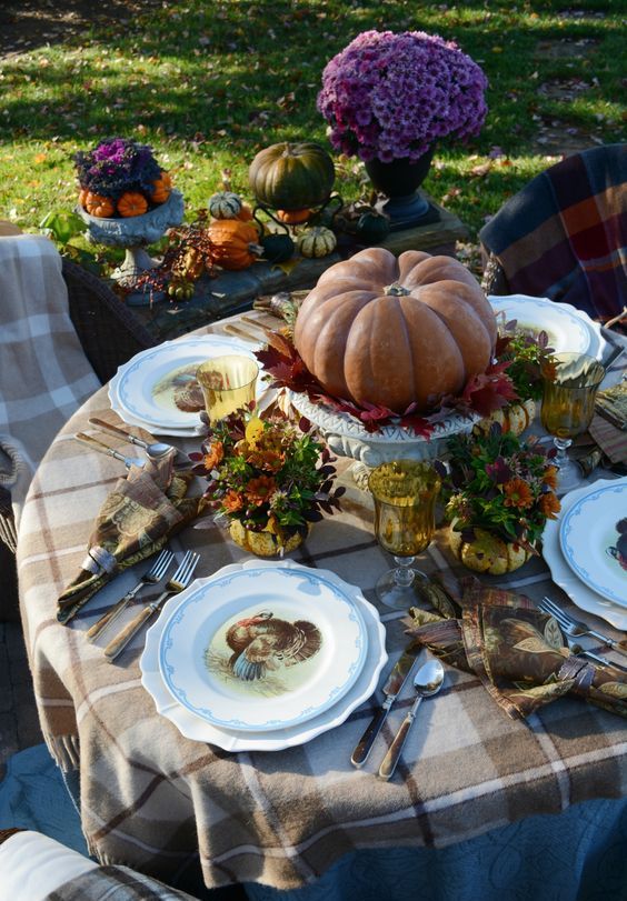 36 Outdoor Thanksgiving Dinner Décor Ideas - DigsDigs
