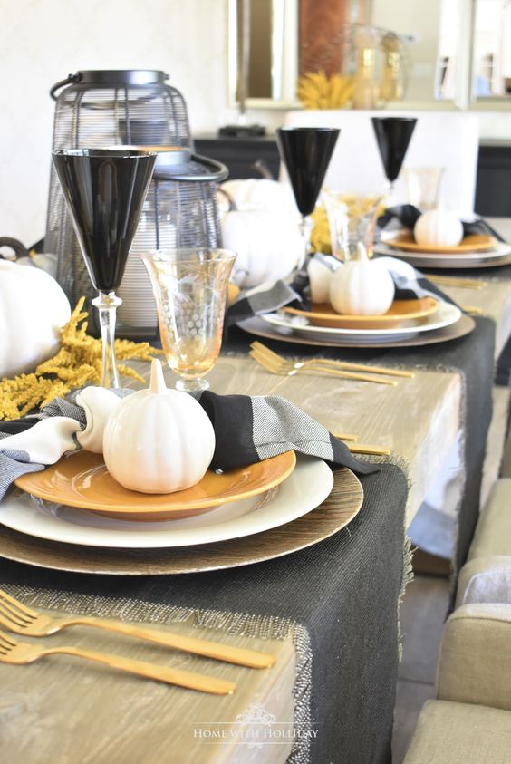 39 Elegant Black And White Thanksgiving Décor Ideas - DigsDigs