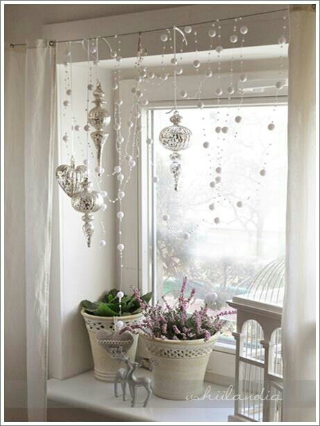 70 Awesome Christmas Window Décor Ideas - DigsDigs