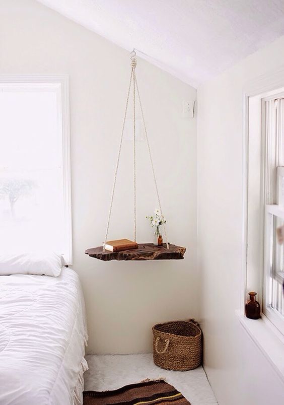 منضدة متأرجحة لقطعة خشبية بحافة المعيشة وخيوط هي طريقة رائعة لإضافة لمسة جميلة إلى غرفة نومك