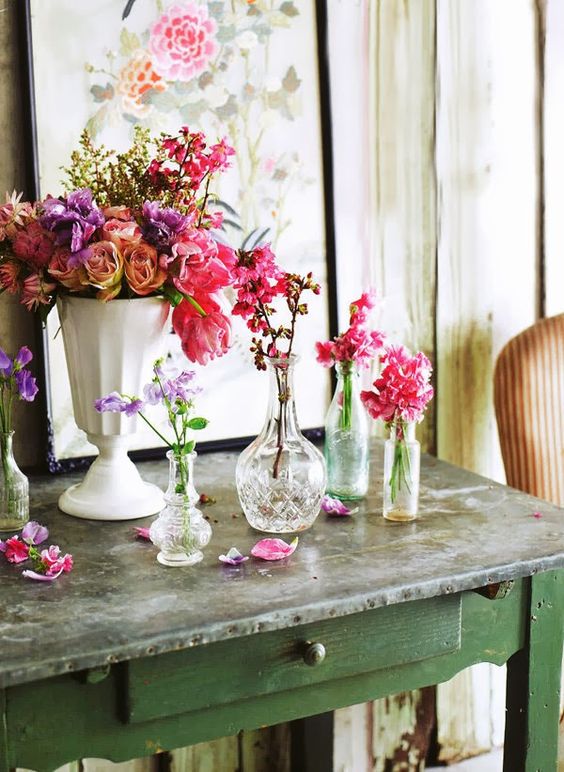 مزهريات كريستالية وبورسلين أنيقة وعصرية مع أزهار فائقة السطوع لديكور المنزل الصيفي