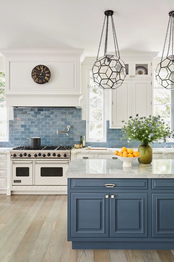 https://www.digsdigs.com/photos/2014/07/a-classic-sea-inspired-kitchen-with-white-shaker-cabinets-a-blue-tile-backsplash-a-blue-kitchen-island-with-white-stone-countertops-and-beautiful-faceted-lamps.jpg