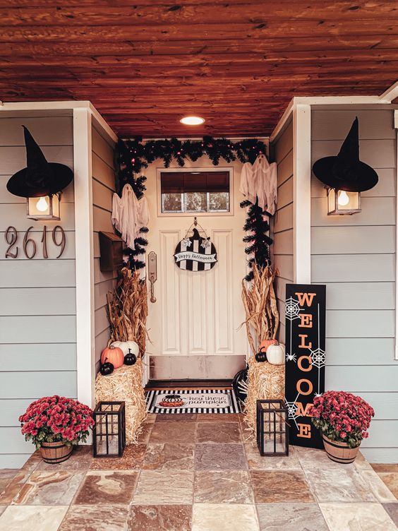 58 Cool Halloween Front Door Decor Ideas - DigsDigs