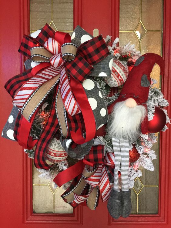 42 Cozy Red And Grey Christmas Décor Ideas - DigsDigs