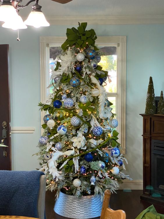 62 Silver And Blue Décor Ideas For Christmas And New Year - DigsDigs