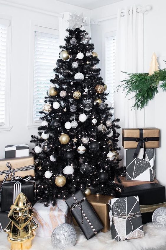 54 Super Elegant Black And Gold Christmas Décor Ideas - DigsDigs
