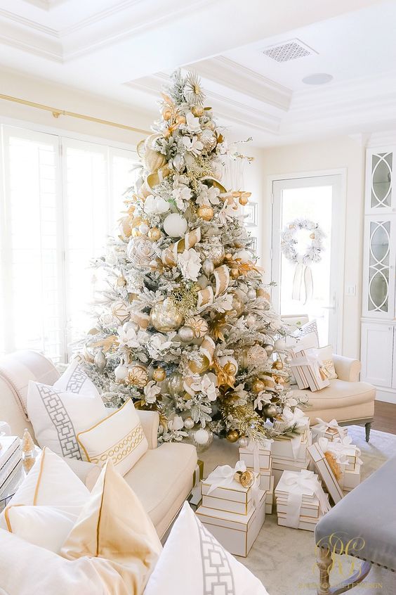 شجرة عيد الميلاد التي تسقط الفك مع زخارف ذهبية وفضية وبيضاء كبيرة الحجم وشرائط ذهبية وبيضاء وأزهار نسيج بيضاء