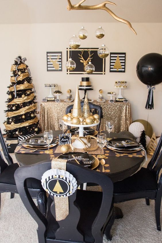 54 Super Elegant Black And Gold Christmas Décor Ideas - DigsDigs