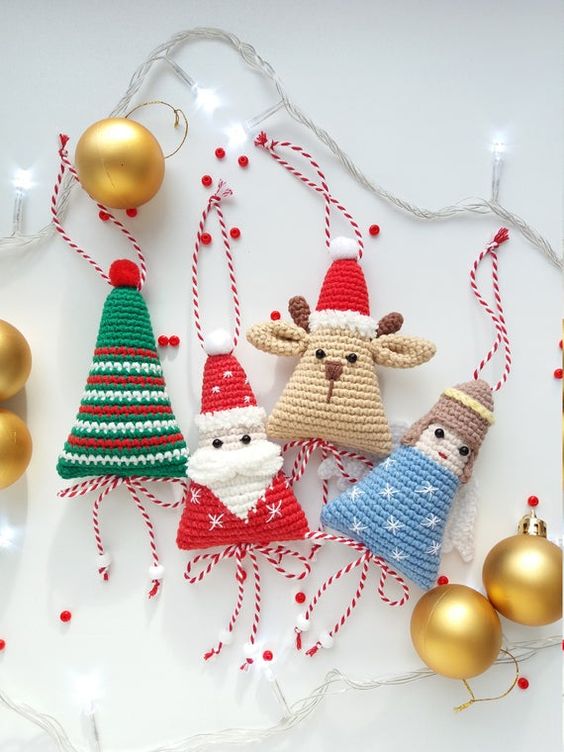 57 Cute And Cozy Knitted Christmas Decorations - DigsDigs