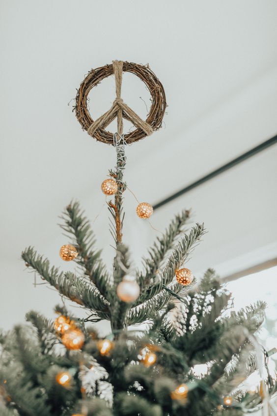 https://www.digsdigs.com/photos/2014/12/a-vine-peace-sign-is-a-very-cool-and-creative-solution-for-a-boho-Christmas-tree-and-its-unusual-and-bold.jpg