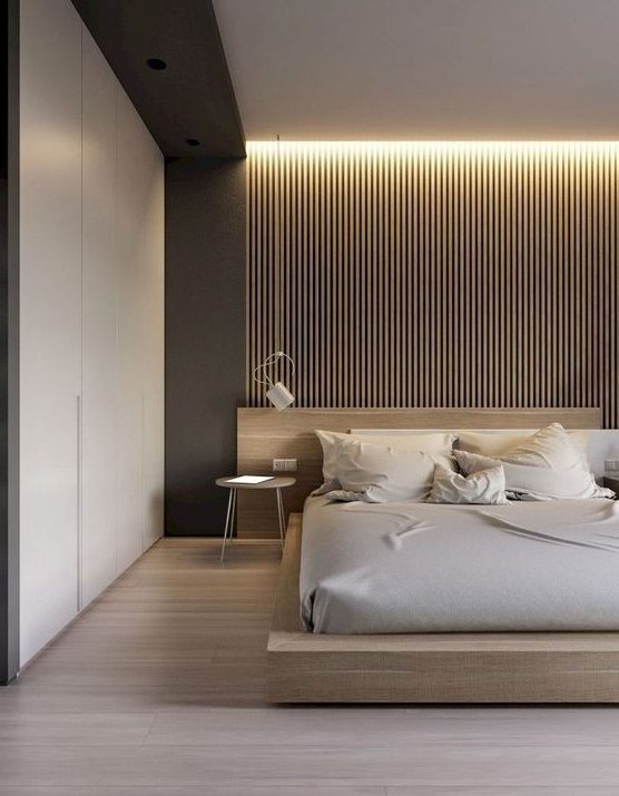غرفة نوم أنيقة بسيطة مع سرير خشبي وألواح خشبية وأضواء مدمجة ومساحة تخزين أنيقة وشمعدانات