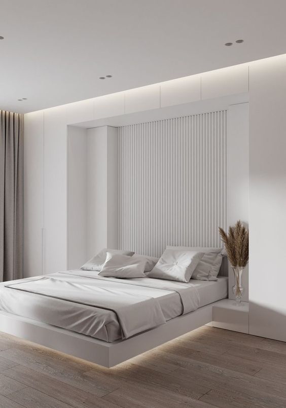 غرفة نوم محايدة بسيطة مع جدار بلوح ، وسرير عائم مع أضواء ، وطاولات جانبية مدمجة وستائر خضراء