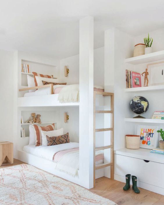 غرفة نوم أطفال أنيقة محايدة مع سرير بطابقين مع سلم خشبي ورفوف مدمجة ودرج ومنسوجات مطبوعة رائعة