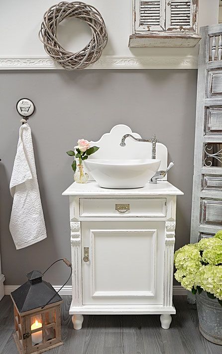 يمكن أن تصبح الخزانة البيضاء أو المنضدة منضدة حمام عتيقة جميلة وأنيقة مع الكثير من مساحة التخزين بالداخل