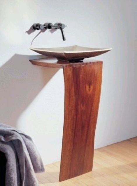 يعتبر حامل الحوض L Pedestal ذو الألواح الخشبية مثل هذا فكرة رائعة وأنيقة جدًا لمساحة حديثة ، ويمكن استخدامه في أماكن أخرى أيضًا
