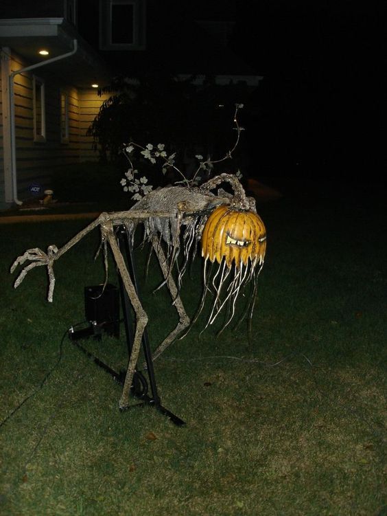 31 Creepy And Cool Halloween Yard Décor Ideas - DigsDigs