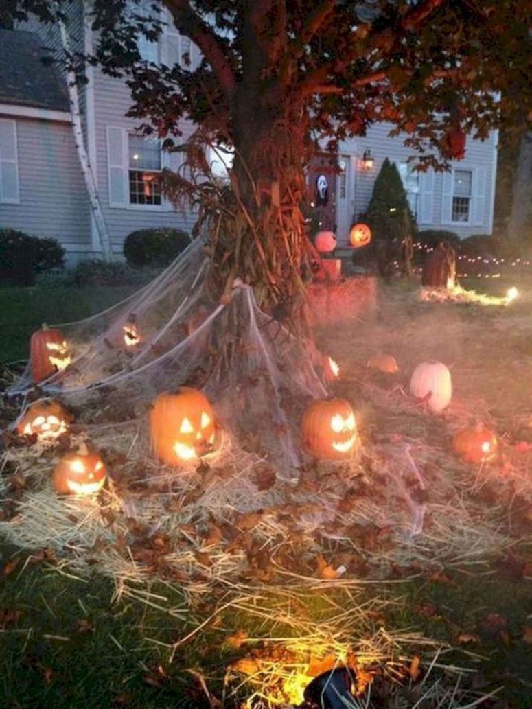 47 Creepy And Cool Halloween Yard Décor Ideas - DigsDigs