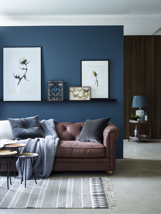 https://www.digsdigs.com/photos/2016/10/14-chic-seating-area-with-a-brown-sofa-and-a-navy-accent-wall-and-textiles.jpg