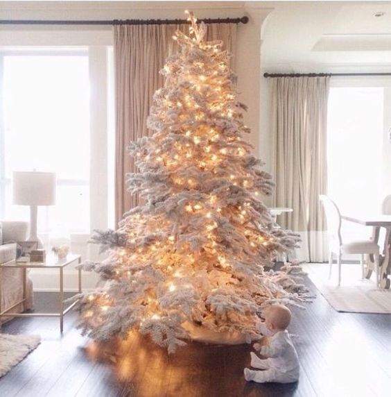 81 Chic White Christmas Tree Decor Ideas - DigsDigs