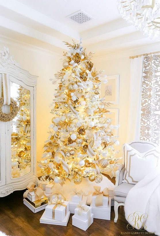 81 Chic White Christmas Tree Decor Ideas - DigsDigs