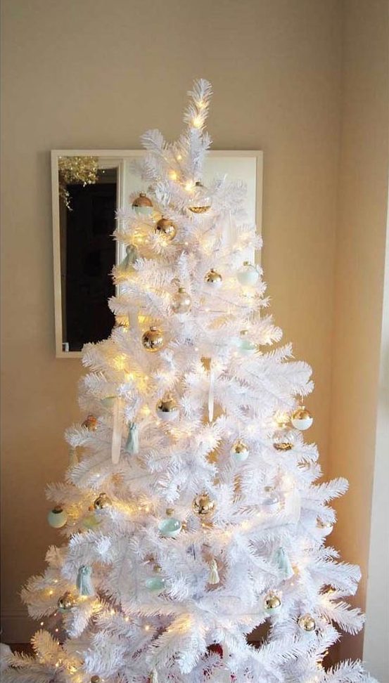 81 Chic White Christmas Tree Decor Ideas - DigsDigs