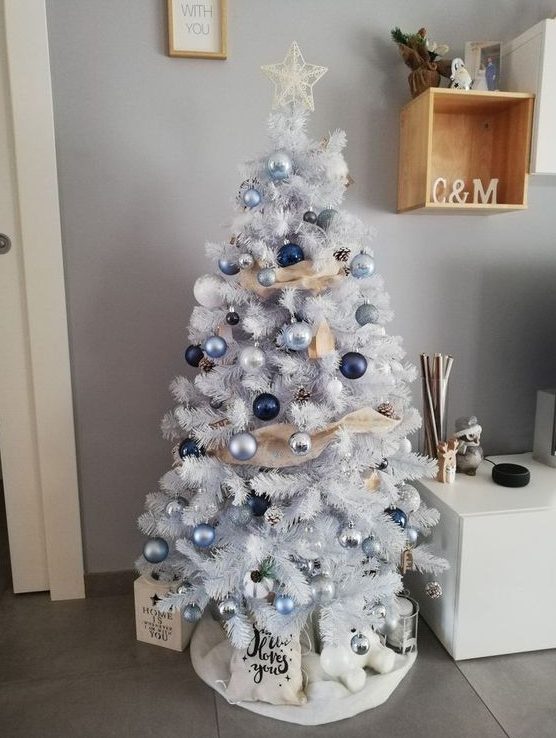 81 Chic White Christmas Tree Decor Ideas - DigsDigs