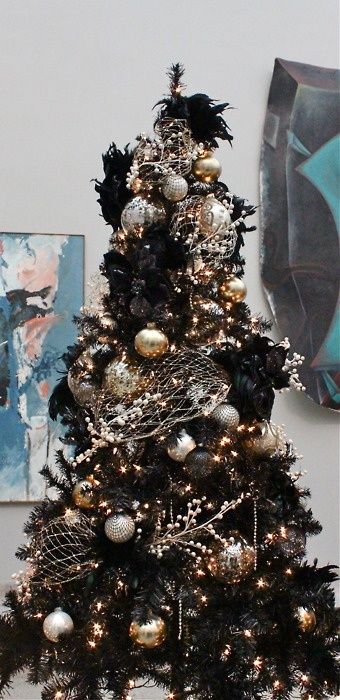 22 Unique Black Christmas Tree Décor Ideas - DigsDigs