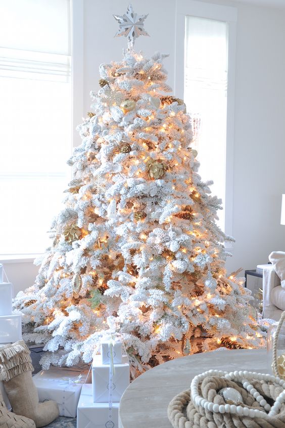 26 Best Flocked Christmas Tree Décor Ideas - DigsDigs