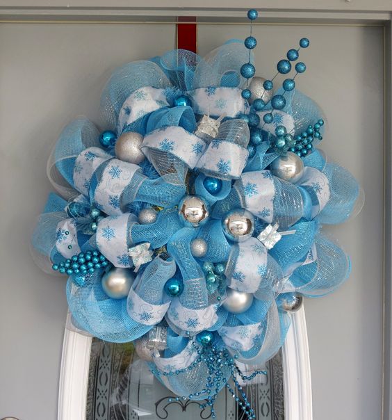35 Frosty Blue And White Christmas Décor Ideas - DigsDigs