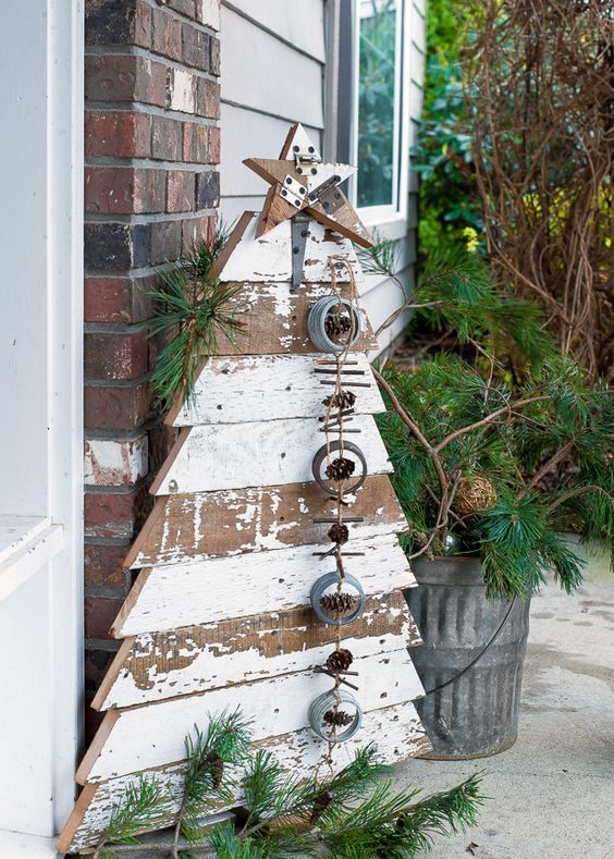 38 Reclaimed Wood Christmas Décor Ideas - DigsDigs