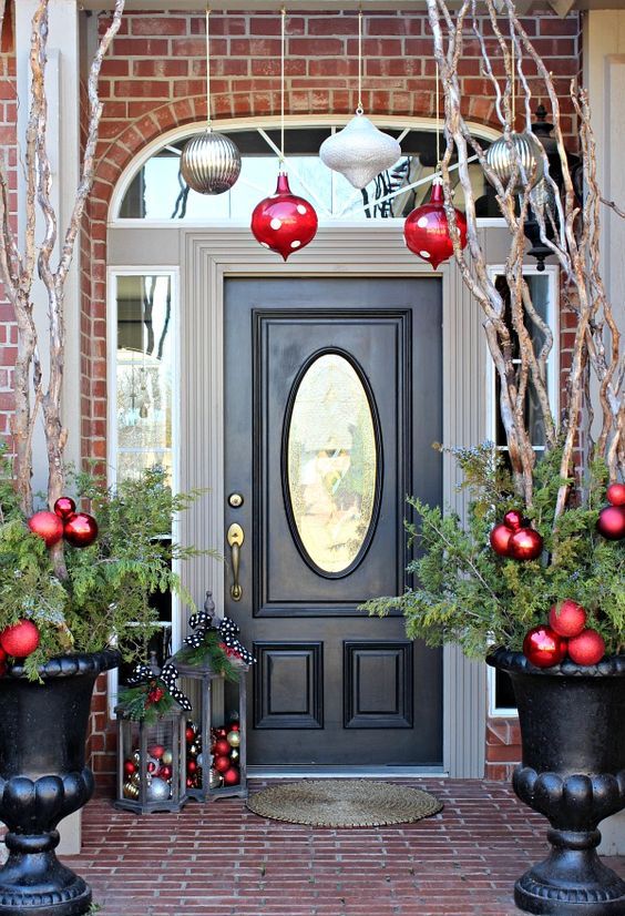 39 Christmas Door Décor Ideas That Aren’t Wreaths - DigsDigs