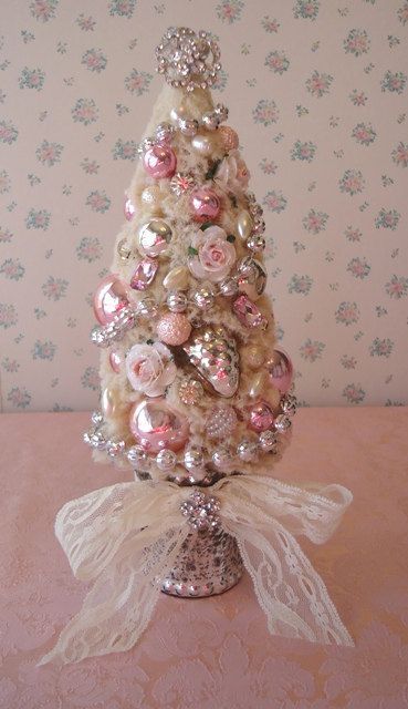 44 Delicate Shabby Chic Christmas Décor Ideas - DigsDigs