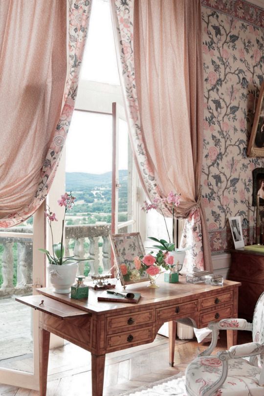 21 Perfectly Feminine Desks for an Elegant Home Office