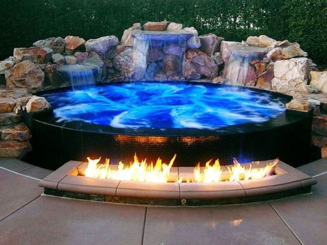 30 Cool And Inviting Outdoor Jacuzzi Ideas - DigsDigs