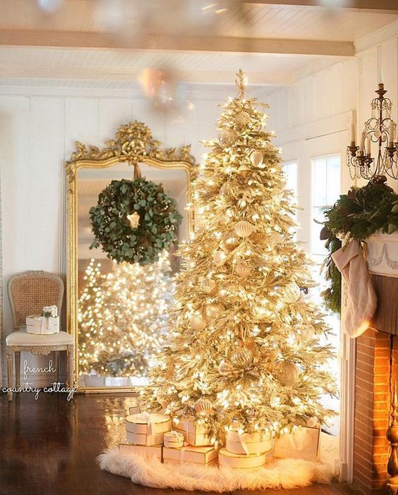 23 Timeless Gold Christmas Decor Ideas  DigsDigs