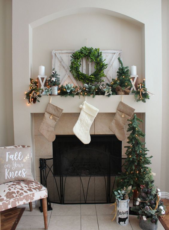 25 Fresh Ways To Style Your Mantel For Christmas - DigsDigs