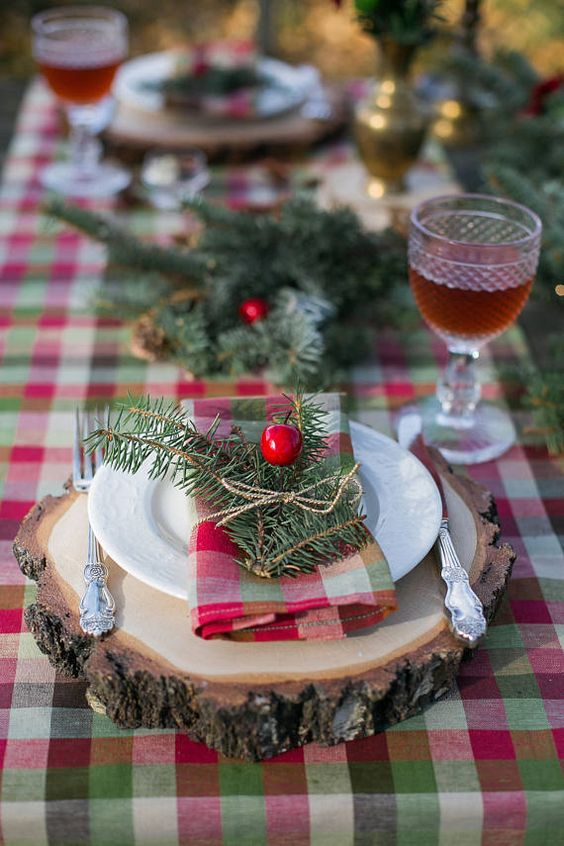 https://www.digsdigs.com/photos/2017/12/02-a-plaid-tablecloth-plaid-napkins-and-evergreens-with-berries-for-a-cozy-rustic-tablescape.jpg