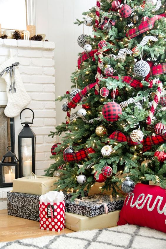 26 Plaid And Tartan Christmas Home Decor Ideas - DigsDigs