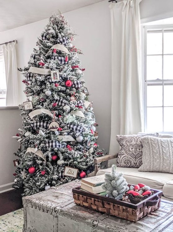 91 Cozy Farmhouse Christmas Decor Ideas - DigsDigs