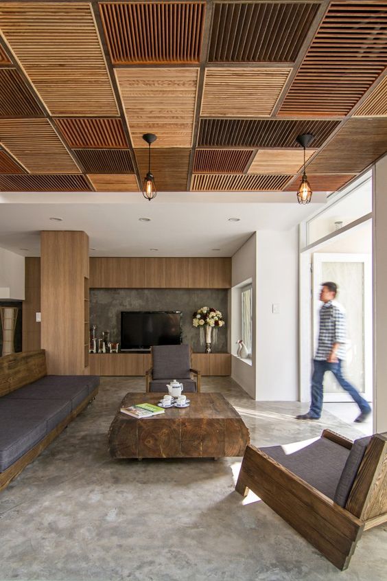 09 Catchy Wood Tiles On The Ceiling Of Earthy Colors Become A Showstopper Here 
