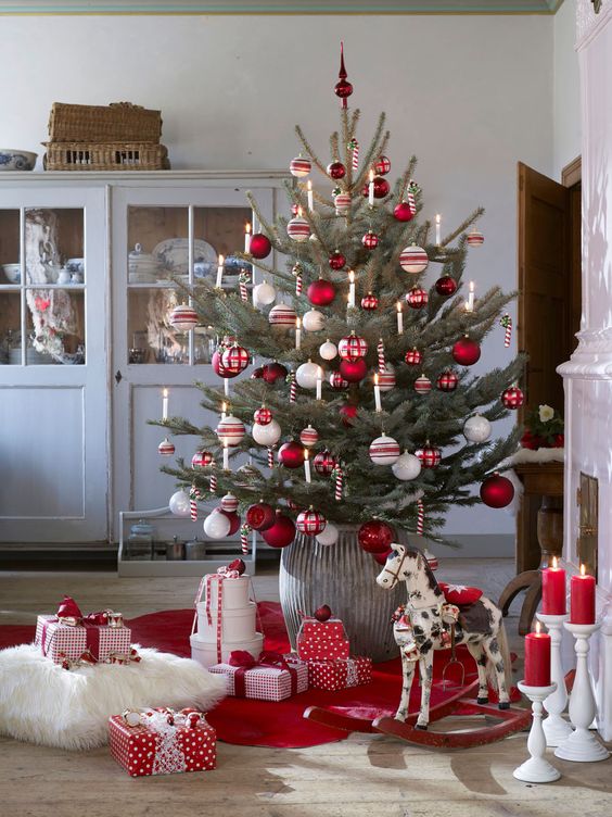 https://www.digsdigs.com/photos/2018/11/22-a-traditional-Nordic-Christmas-tree-with-white-red-and-silver-ornaments-and-candy-canes-as-decorations.jpg
